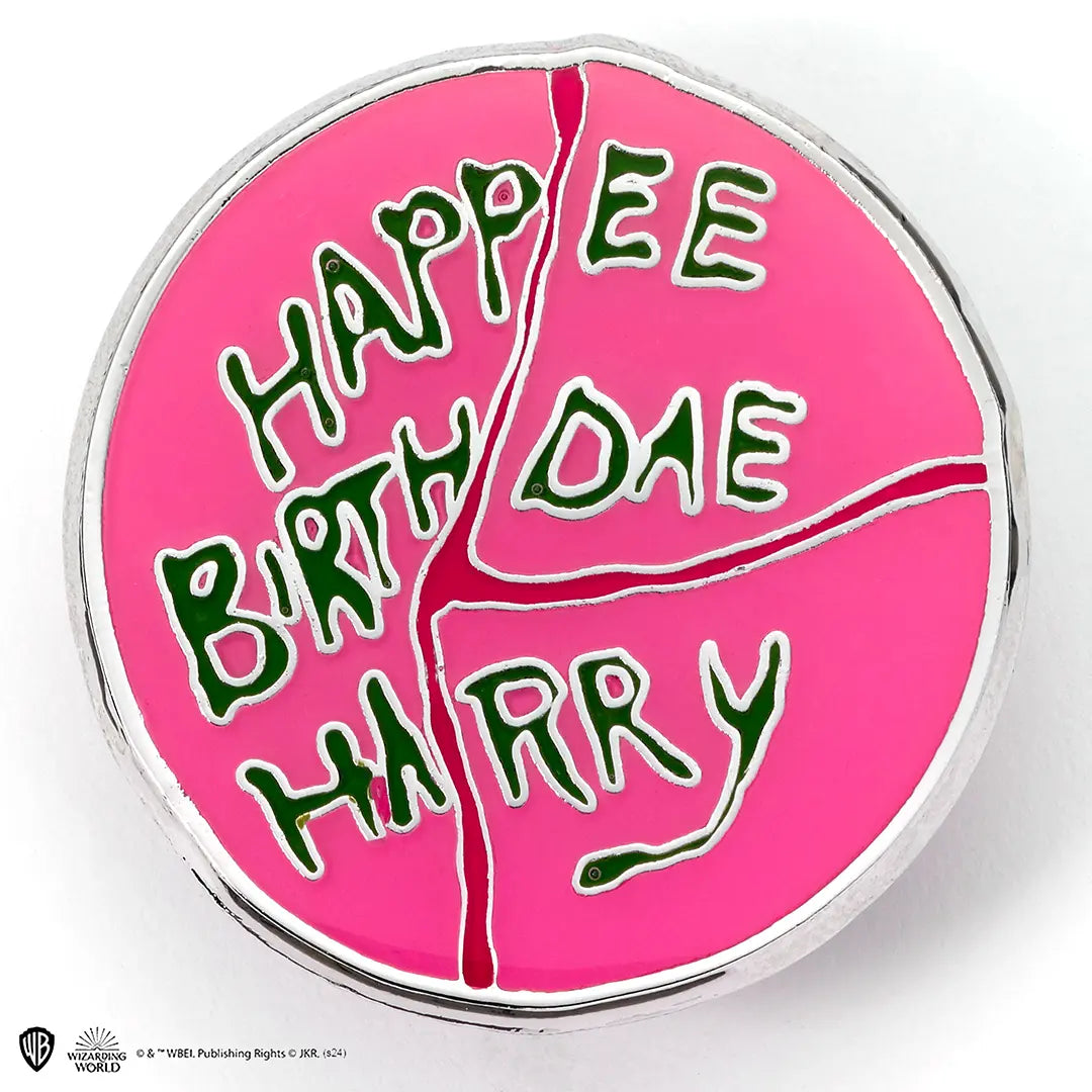 Pin en alliage de zinc Happee Birthdae inspiré de Harry Potter, parfait pour les fans de magie et d'aventures.
