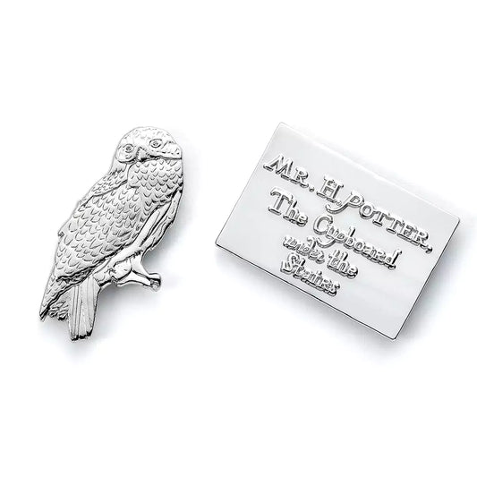 Badge pin’s Hedwige et lettre - Harry Potter, un magnifique accessoire en plaqué argent représentant la chouette emblématique de Harry et une lettre magique.