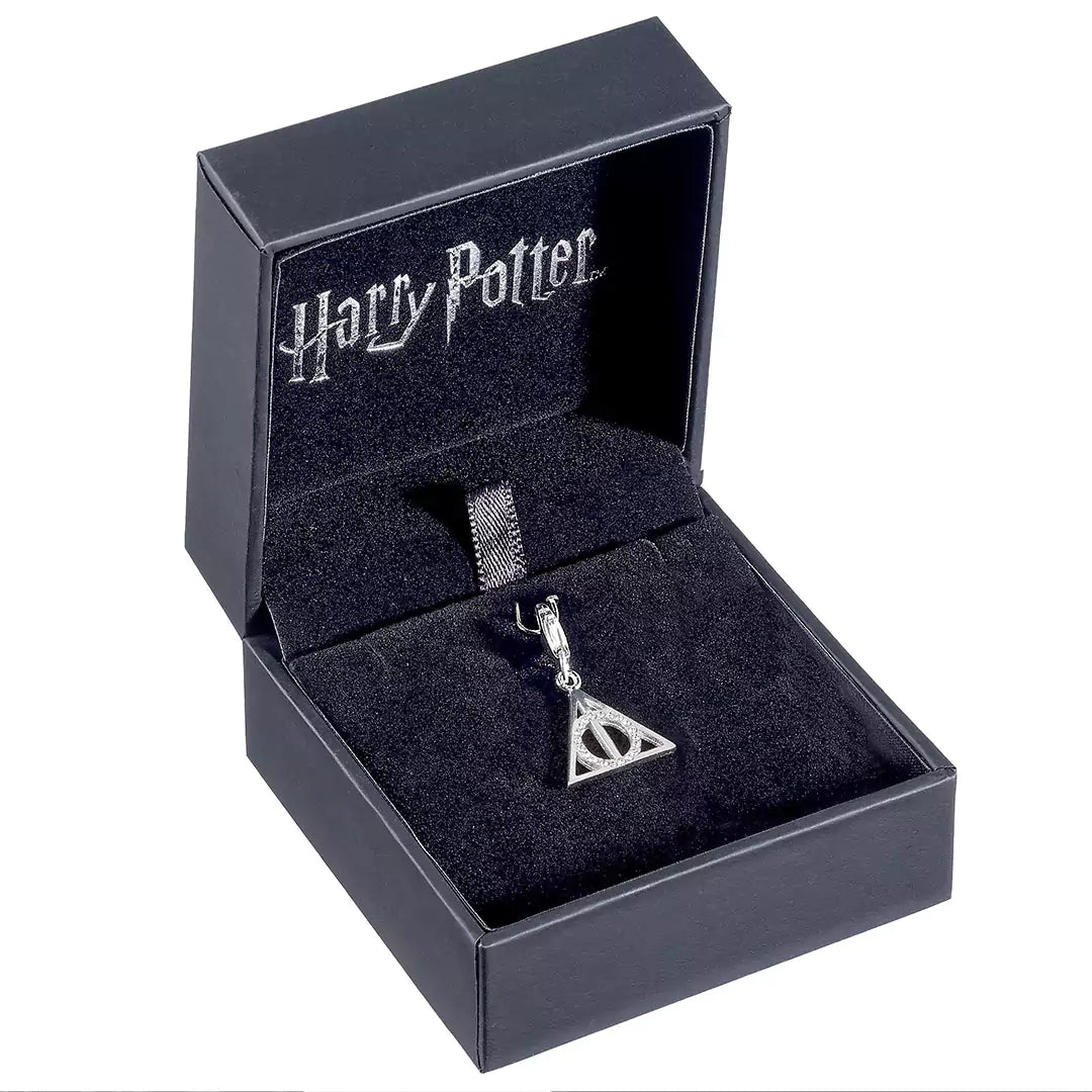 Écrin élégant du Charm à clip Reliques de la mort, parfait pour offrir un cadeau unique aux fans d'Harry Potter.
