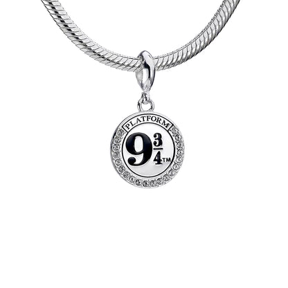 Charm à clip Plateforme 9 3/4 en argent 925ème orné de cristaux étincelants - Un bijou emblématique de l'univers Harry Potter.