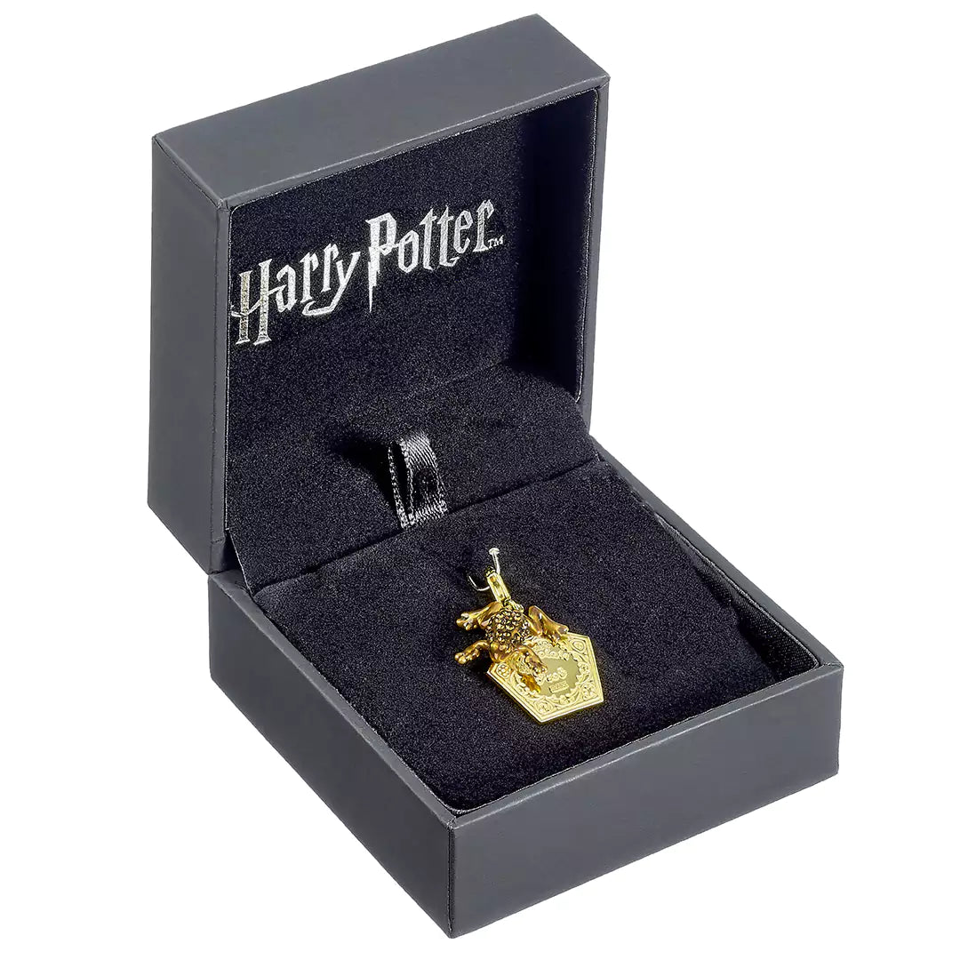 Détail du charm à clip Chocogrenouilles, en argent 925 et cristaux, capturant l'essence de la magie de Harry Potter, proposé par Distrineo.