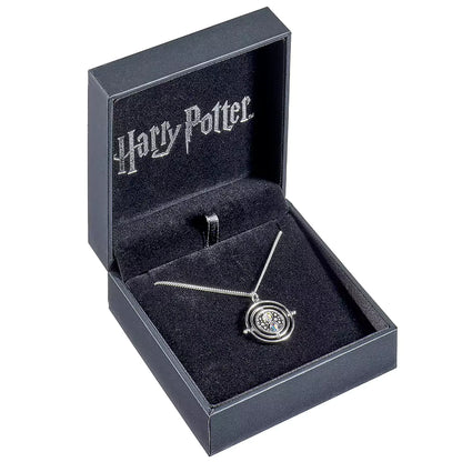 Zoom sur le pendentif du Collier Retourneur de Temps avec cristaux, mettant en valeur les détails et l'éclat des cristaux enchanteurs.