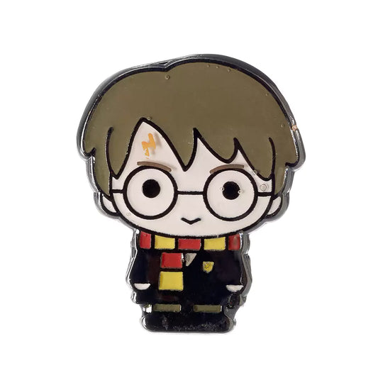 Pin’s Harry Potter Chibi captivant, parfait pour les fans de la saga, ajoutant une touche magique à n'importe quel accessoire.