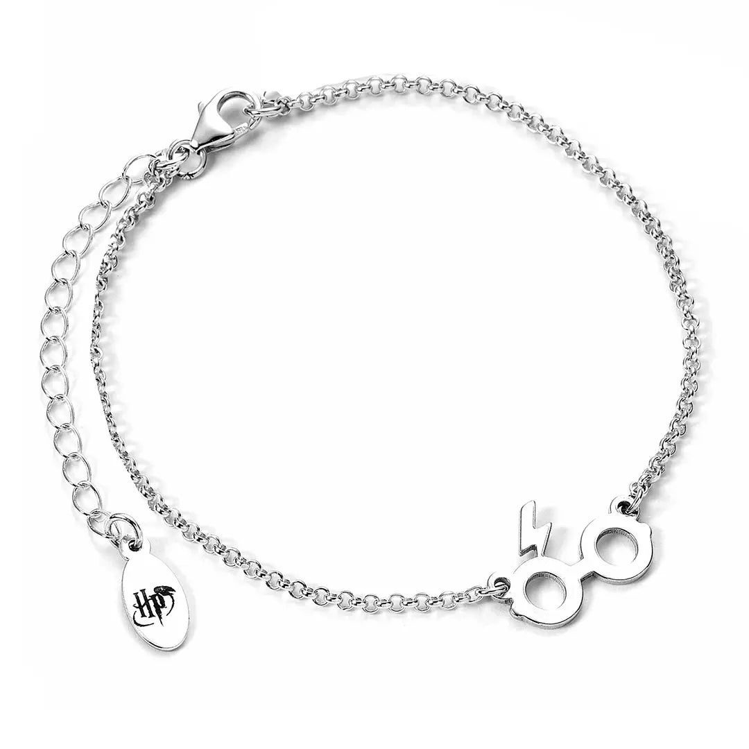 Découvrez le Bracelet Charm Lunettes et Éclair - Argent 925 - Harry Potter, une pièce magique illustrant l'héritage d'Harry avec des détails enchanteurs.