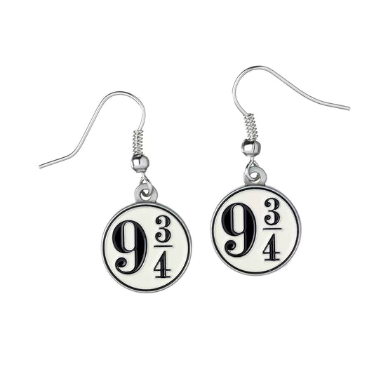 Boucles d’oreilles Quai 9 3/4, un accessoire en alliage de zinc plaqué argent, parfait pour ajouter une touche d'élégance et de magie à vos tenues.
