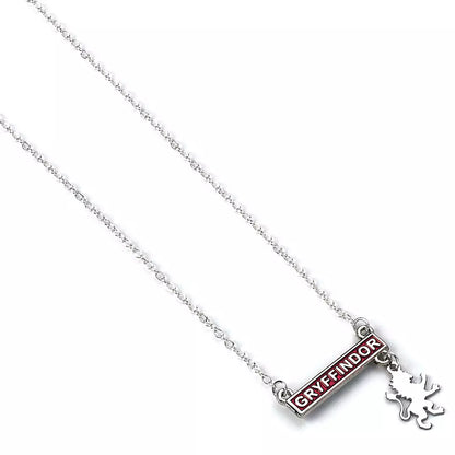 Collier Plaque Gryffondor - un accessoire tendance représentant le lion de Gryffondor, parfait pour ajouter une touche magique à votre style quotidien.