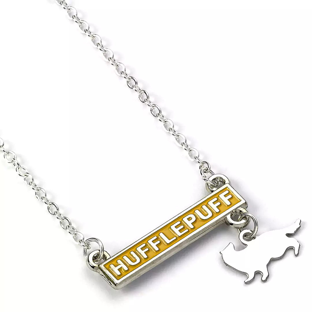 Collier Plaque Poufsouffle - Bijou élégant gravé de l'emblème de Poufsouffle, symbole de loyauté et de détermination pour les fans d'Harry Potter.