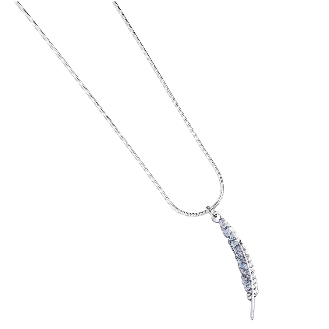 Collier Plume de Distrineo: Un bijou élégant avec un pendentif en forme de plume d'écriture, symbolisant la créativité.