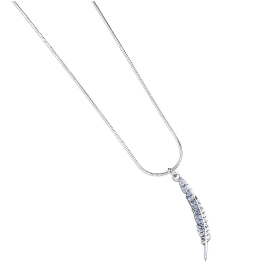 Collier Plume de Distrineo: Un bijou élégant avec un pendentif en forme de plume d'écriture, symbolisant la créativité.
