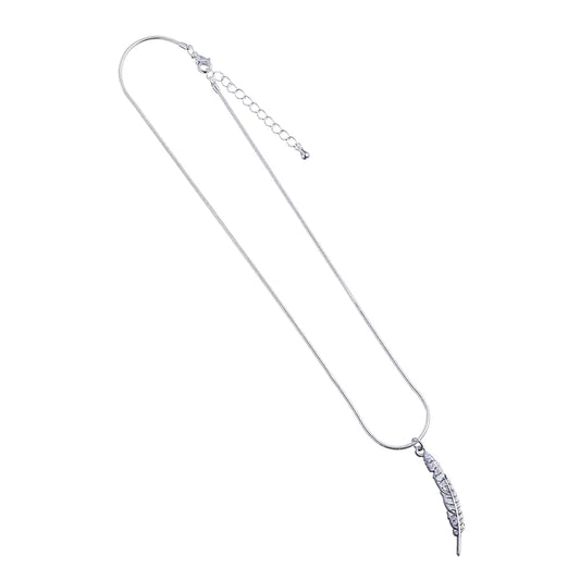 Détails du Collier Plume, chaîne en maille serpent de 40 cm et pendentif plume d'écriture, ajoutant une touche sophistiquée à votre tenue.