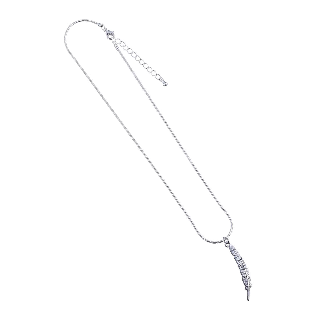 Détails du Collier Plume, chaîne en maille serpent de 40 cm et pendentif plume d'écriture, ajoutant une touche sophistiquée à votre tenue.