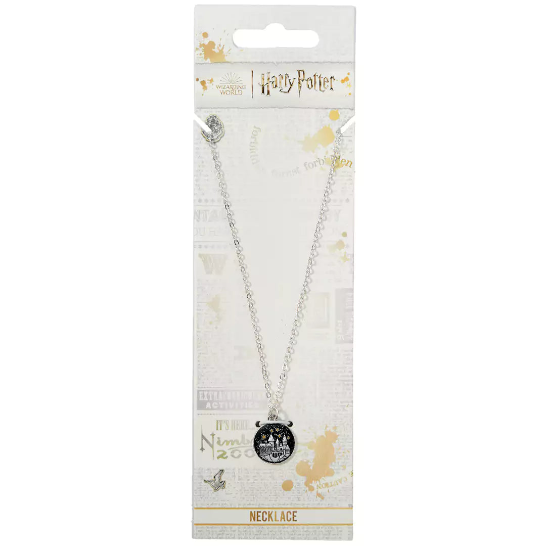 Collier Poudlard - Harry Potter porté par un fan, illustrant comment ce bijou peut faire ressortir votre passion pour l'univers d'Harry Potter.