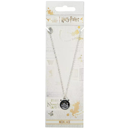 Collier Poudlard - Harry Potter porté par un fan, illustrant comment ce bijou peut faire ressortir votre passion pour l'univers d'Harry Potter.