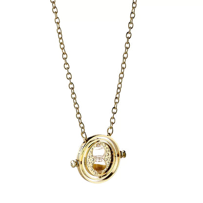 Zoom sur le Collier Retourneur de Temps Tournant 30 mm, affichant ses détails raffinés et la chaîne en maille serpent de 40 cm.