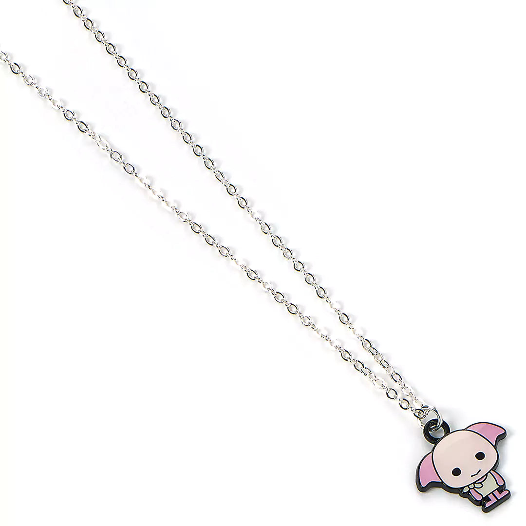 Collier Dobby plaqué argent avec pendentif chibi captivant, une pièce unique pour les amoureux des accessoires magiques.
