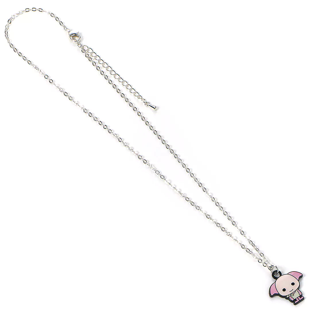 Détail du pendentif Dobby chibi du Collier Dobby, illustrant la finesse et l'originalité de ce bijou enchanteur.