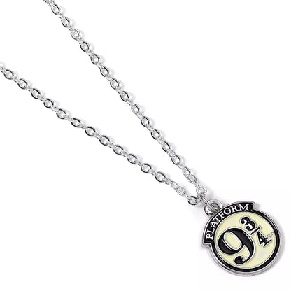 Collier Quai 9 3/4 en argent scintillant, inspiré par l'univers d'Harry Potter, avec un pendentif emblématique du célèbre quai.