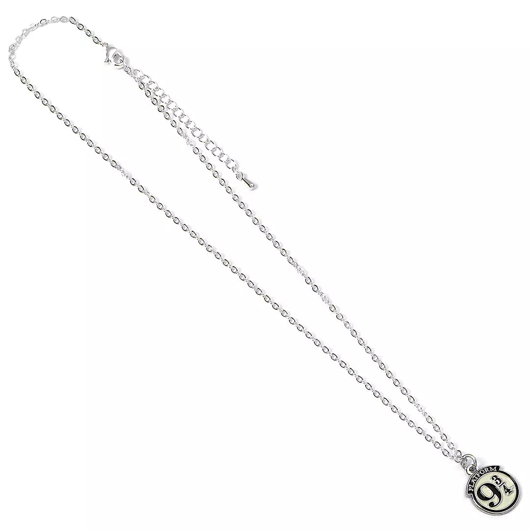 Collier Quai 9 3/4 porté par un fan d'Harry Potter, illustrant la passion pour la magie avec ce bijou unique.