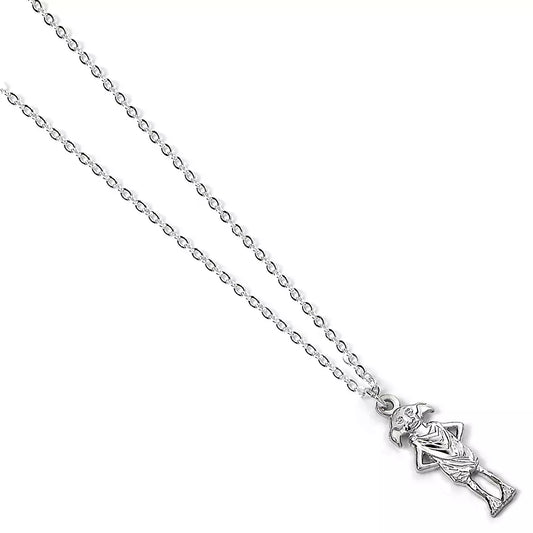 Détail du pendentif en argent du Collier Dobby l'Elfe de Maison, mesurant 0,6 cm de large et 2,5 cm de long, parfait pour ajouter une touche magique à votre style.