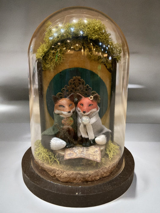 Miniature - Par-Delà la Porte Ronde, une représentation artistique captivante de deux renards découvrant une porte enchantée, symbole de l'enfance oubliée, nichée sur une colline ancienne.