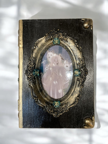 Miniature - Boîte Livre - L'Esprit du Printemps, détail du cadre ouvragé d'un livre ancien évoquant la magie du renouveau.