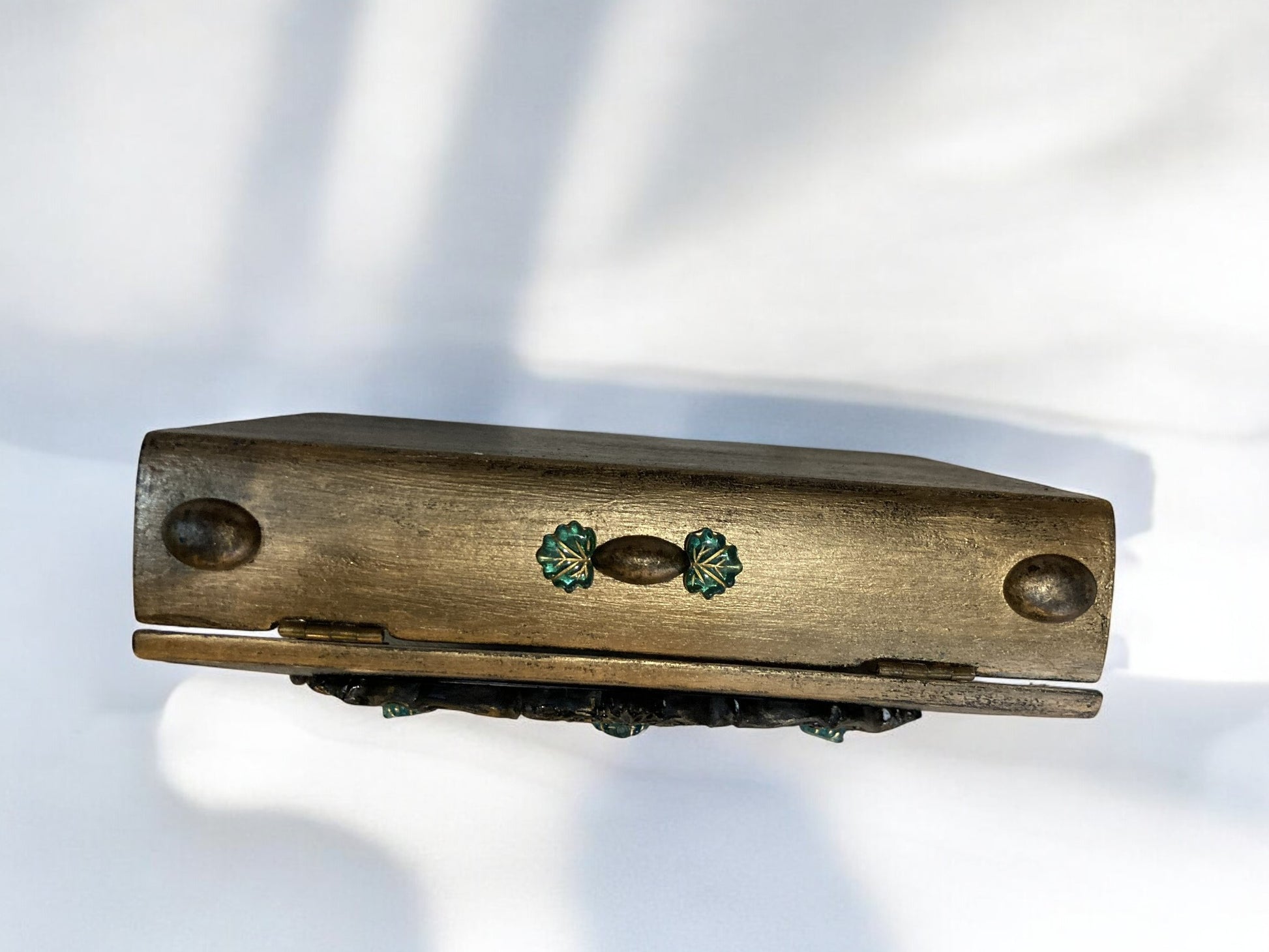 Miniature - Boîte Livre - L'Esprit du Printemps, l'intérieur décoré à la main révélant un conte perdu et des fleurs murmurantes.