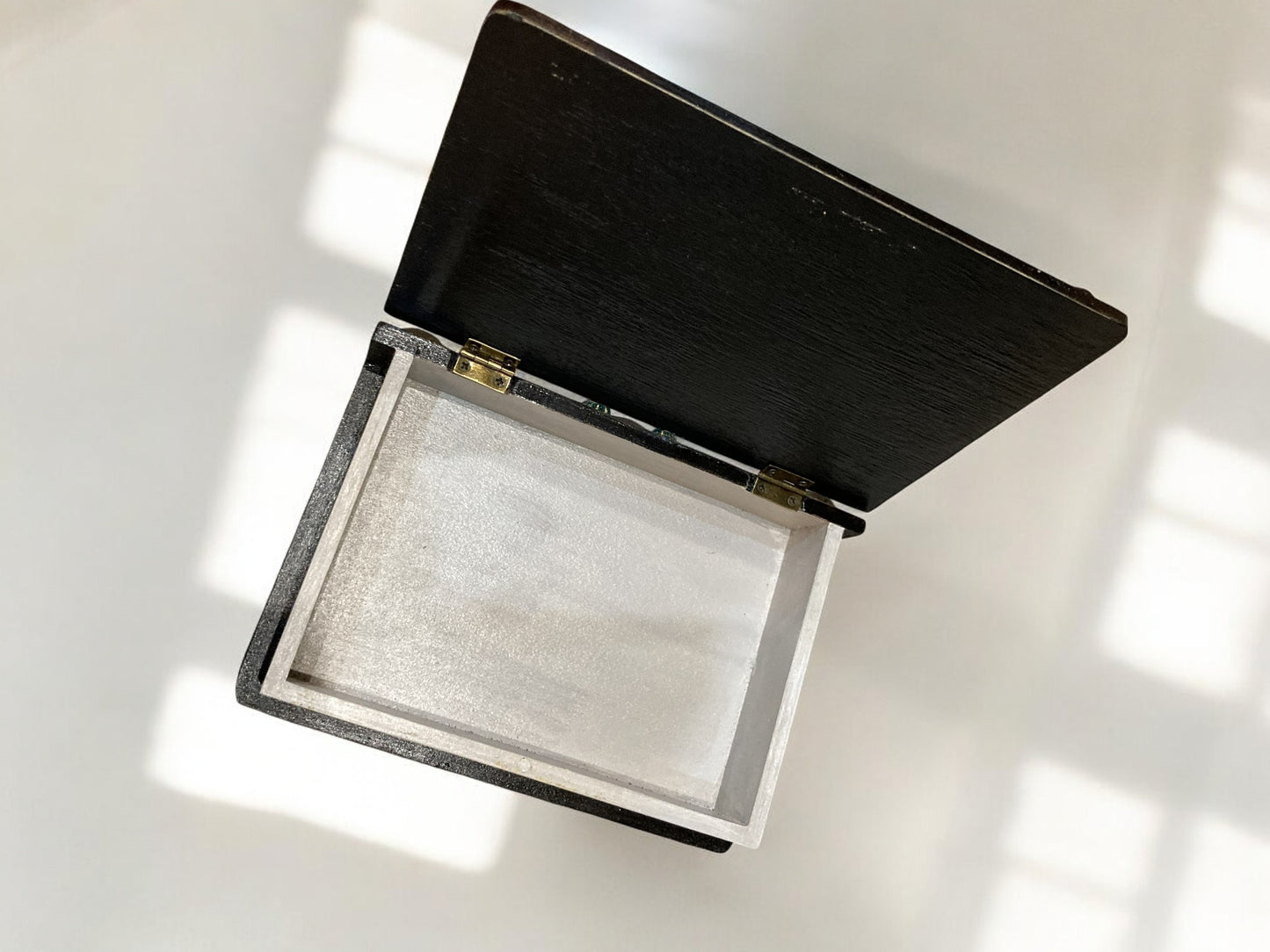 Miniature - Boîte Livre - L'Esprit du Printemps, représentant un livre ancien orné qui révèle une scène enchantée avec des animaux et une lumière délicate, symbole de renouveau et de douceur.