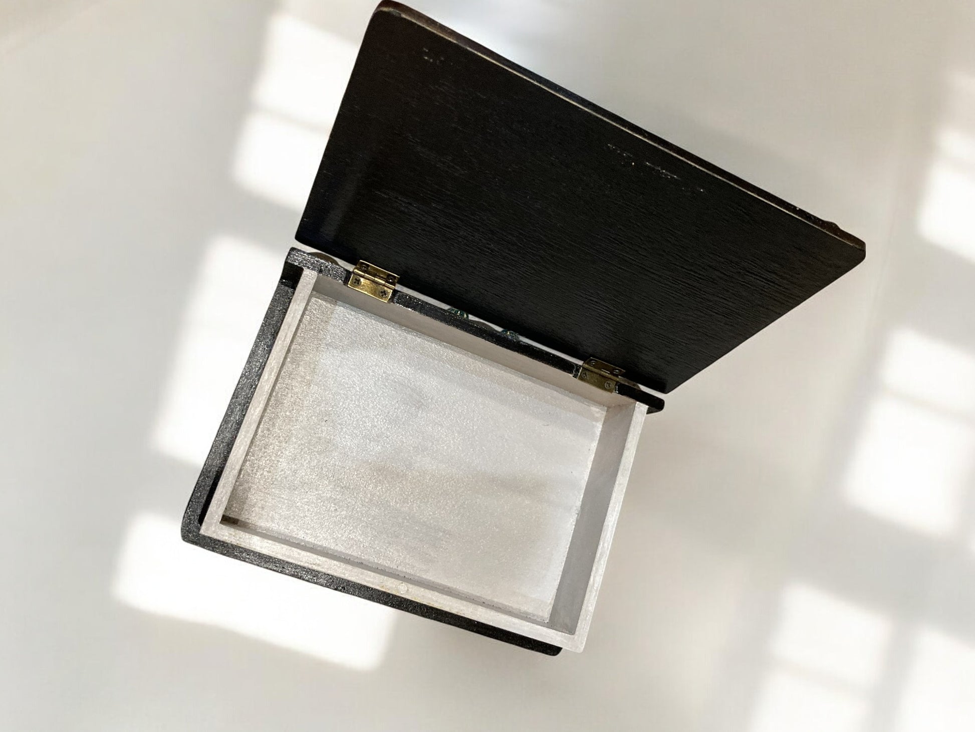 Miniature - Boîte Livre - L'Esprit du Printemps, représentant un livre ancien orné qui révèle une scène enchantée avec des animaux et une lumière délicate, symbole de renouveau et de douceur.