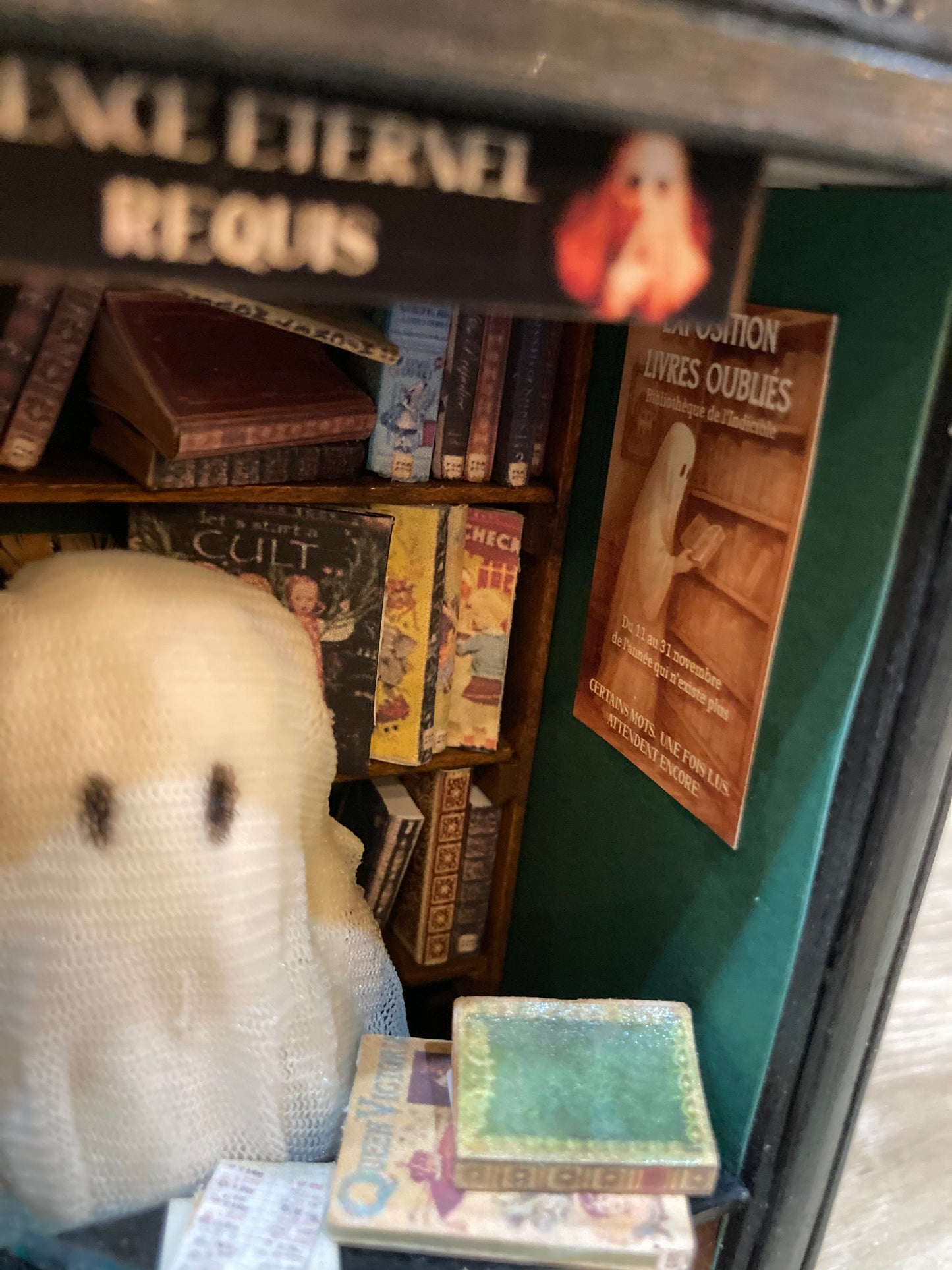 Zoom sur les dimensions parfaites de 'La Bibliothèque de l'Indicible', une pièce unique de Mihne Creations.