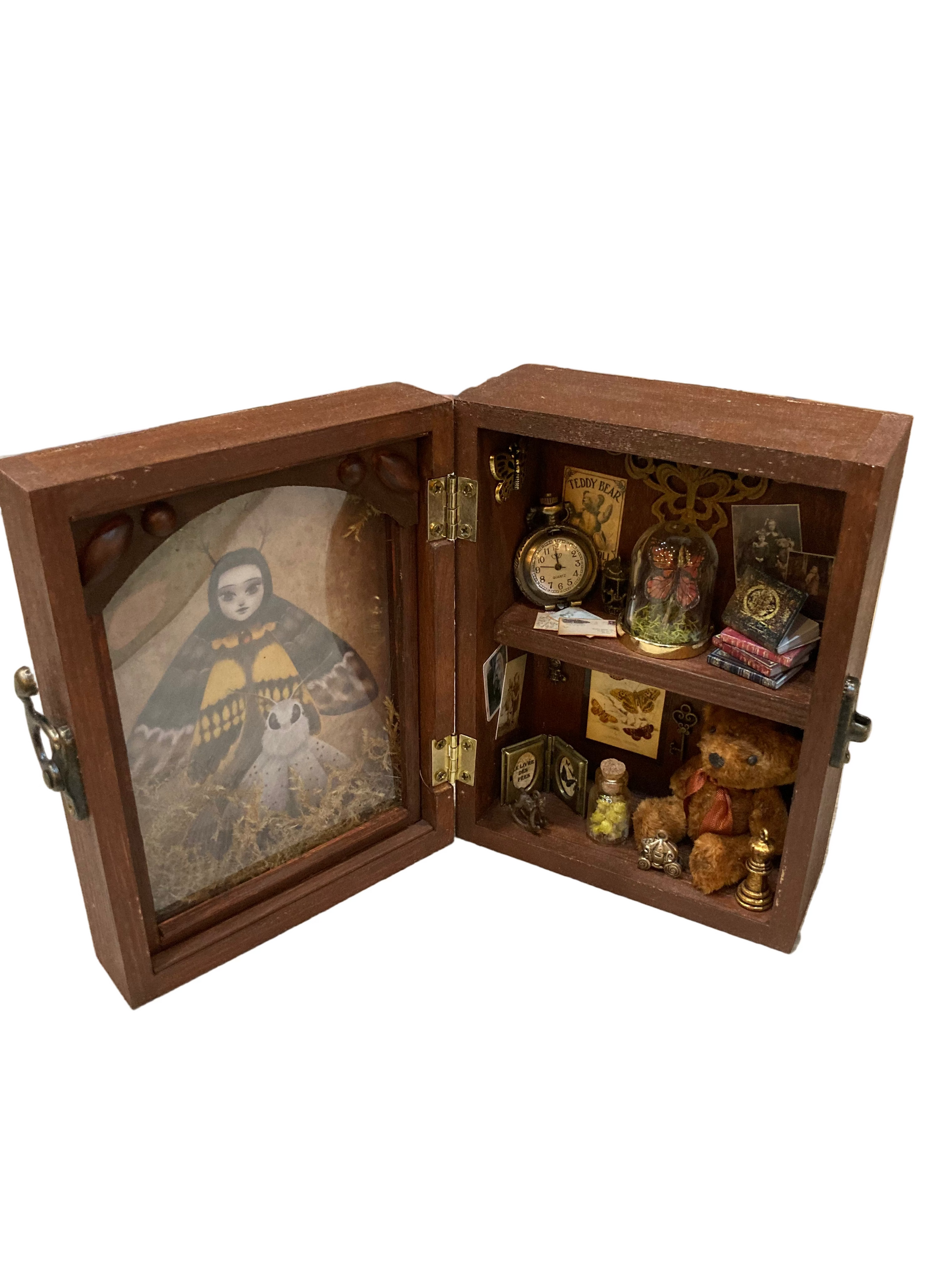 Miniature - L'Envol des Ombres, détails raffinés et bibelots anciens créant un passage secret vers un monde invisible.