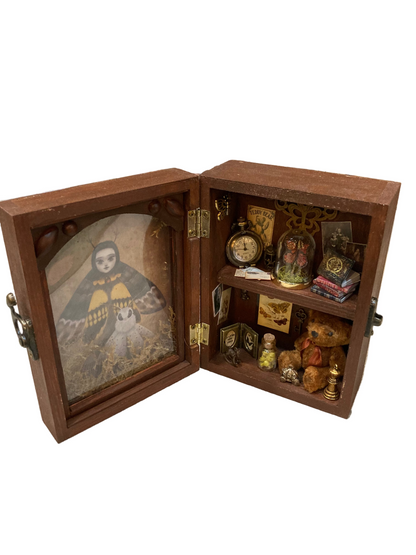 Miniature - L'Envol des Ombres, détails raffinés et bibelots anciens créant un passage secret vers un monde invisible.