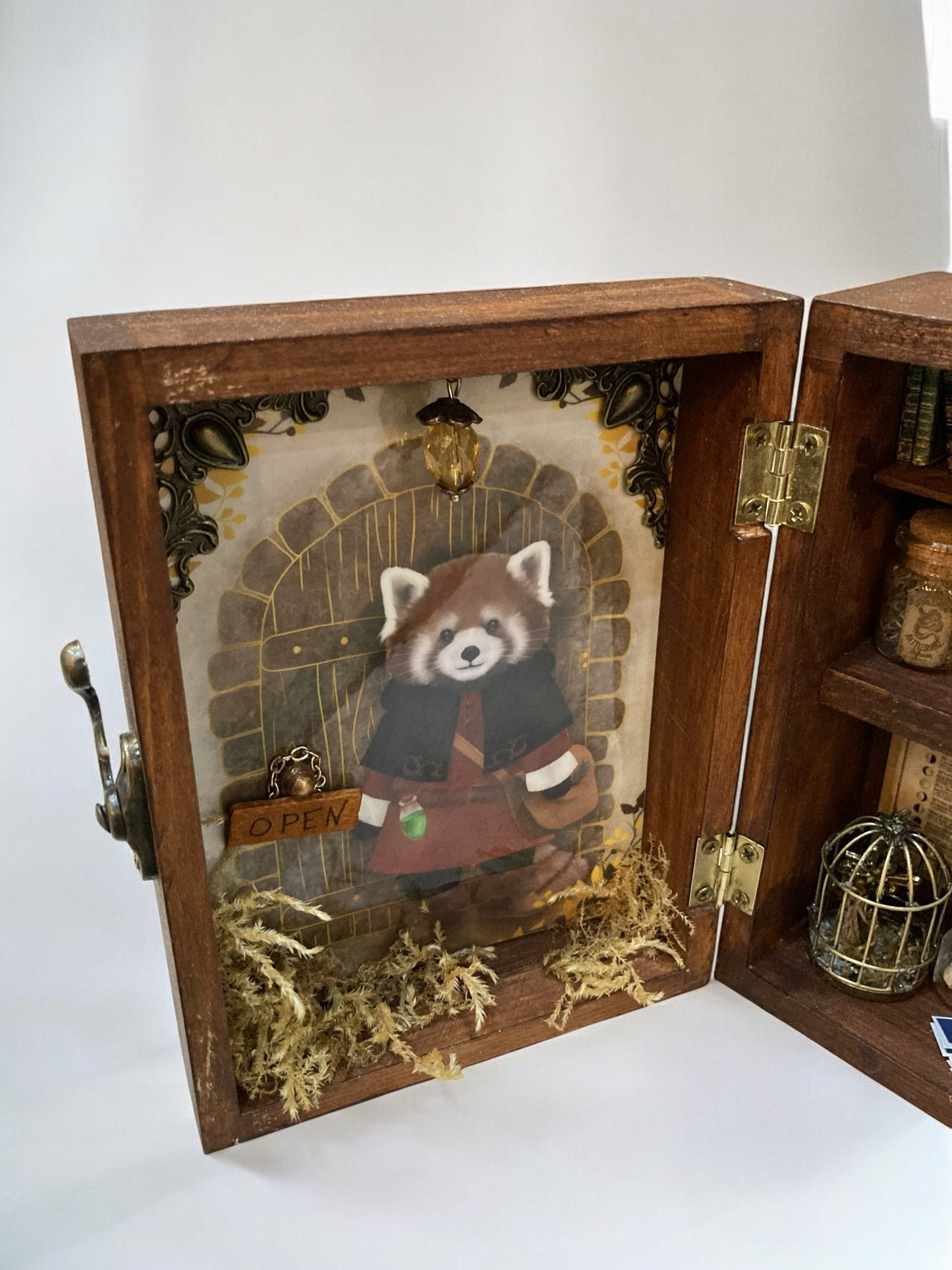 Détails de la Miniature - Gardien et la Porte des Secrets, mettant en avant l'art méticuleux de Mihne Creations, où chaque objet raconte une histoire oubliée.