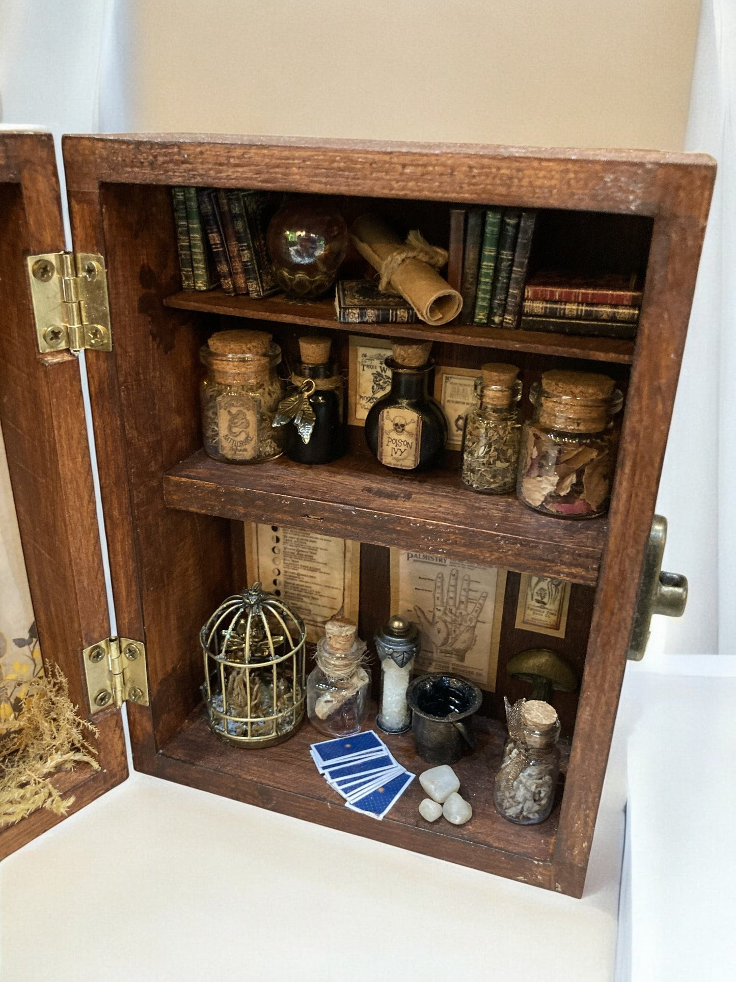 Vues rapprochées de la Miniature - Gardien et la Porte des Secrets, illustrant la magie d'un gardien protecteur et une porte qui ne s'ouvre qu'aux âmes dignes.