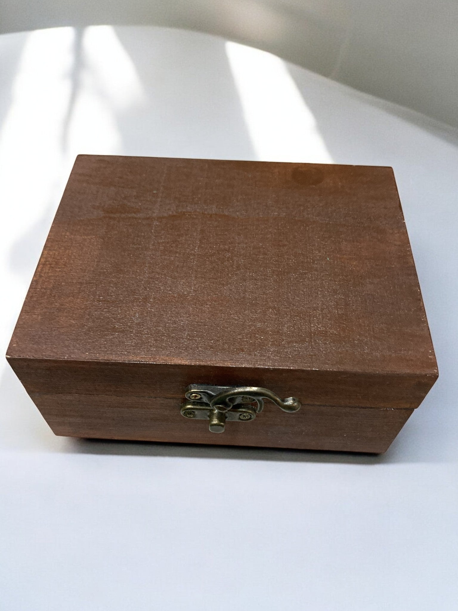 Miniature - Gardien et la Porte des Secrets, mettant en lumière le charme d'une pièce unique, symbole de mystères enchâssés au cœur de la magie de Mihne Creations.