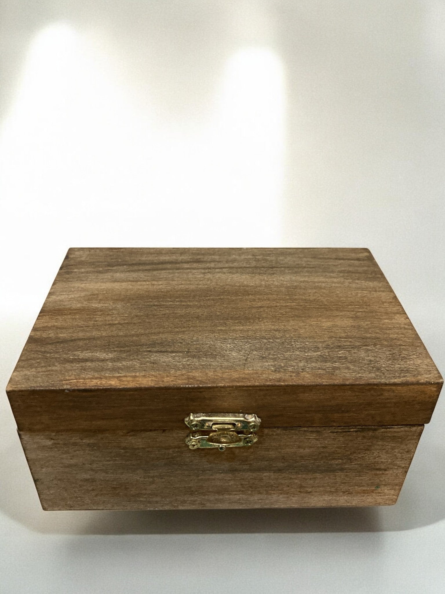 Miniature - Le Salon Silencieux : une ambiance feutrée capturée, avec des bougies vacillantes et des ombres apaisantes.