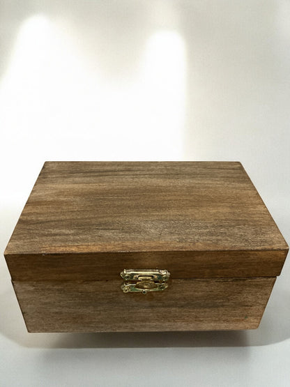 Miniature - Le Salon Silencieux : une ambiance feutrée capturée, avec des bougies vacillantes et des ombres apaisantes.