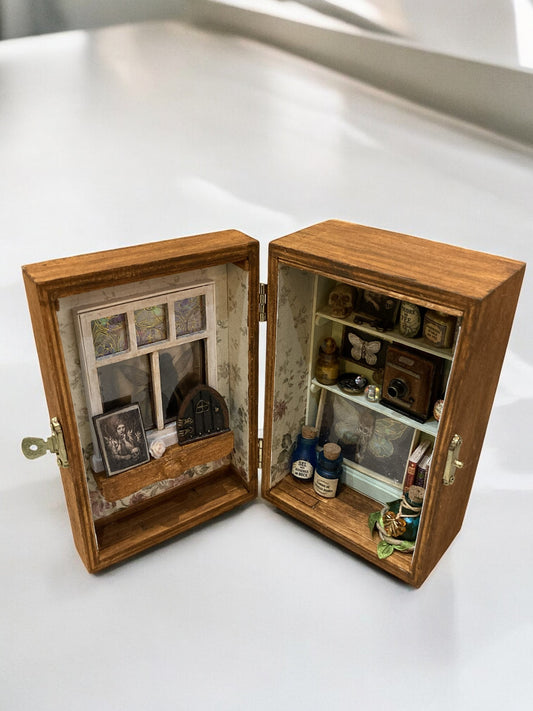 Miniature - Les Fées de Cottingley, une fenêtre entrouverte et un rebord fleuri dévoilent des traces de fées dans un monde enchanteur.