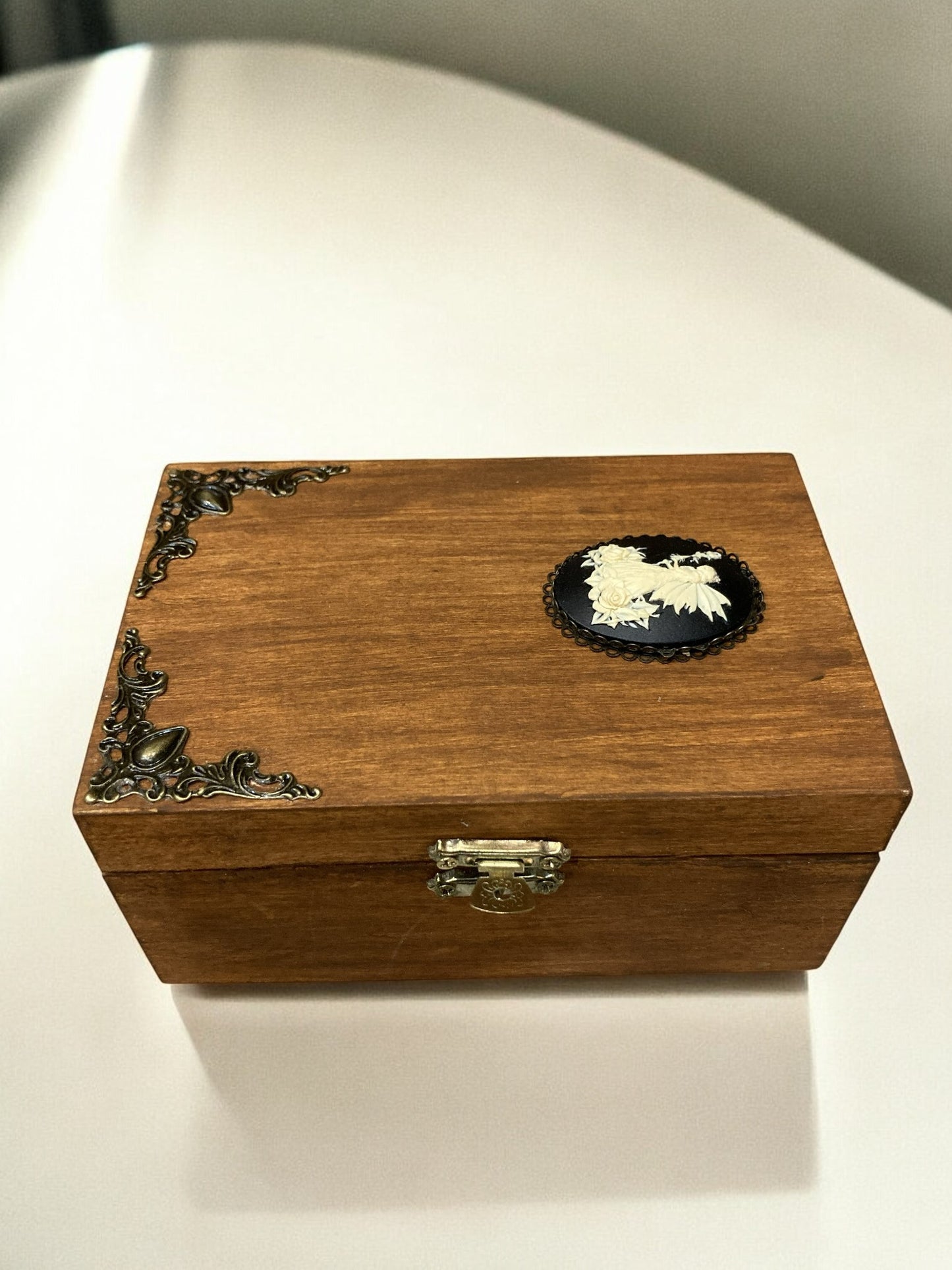 Miniature - Les Fées de Cottingley, éléments mystiques et anciens évoquent la légende des fées, capturant l'étrangeté douce d'une rencontre magique.