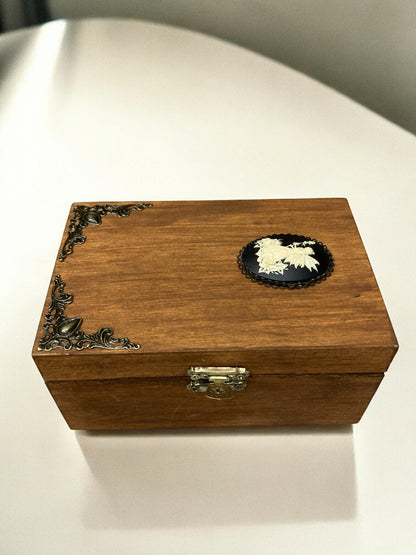 Miniature - Les Fées de Cottingley, éléments mystiques et anciens évoquent la légende des fées, capturant l'étrangeté douce d'une rencontre magique.