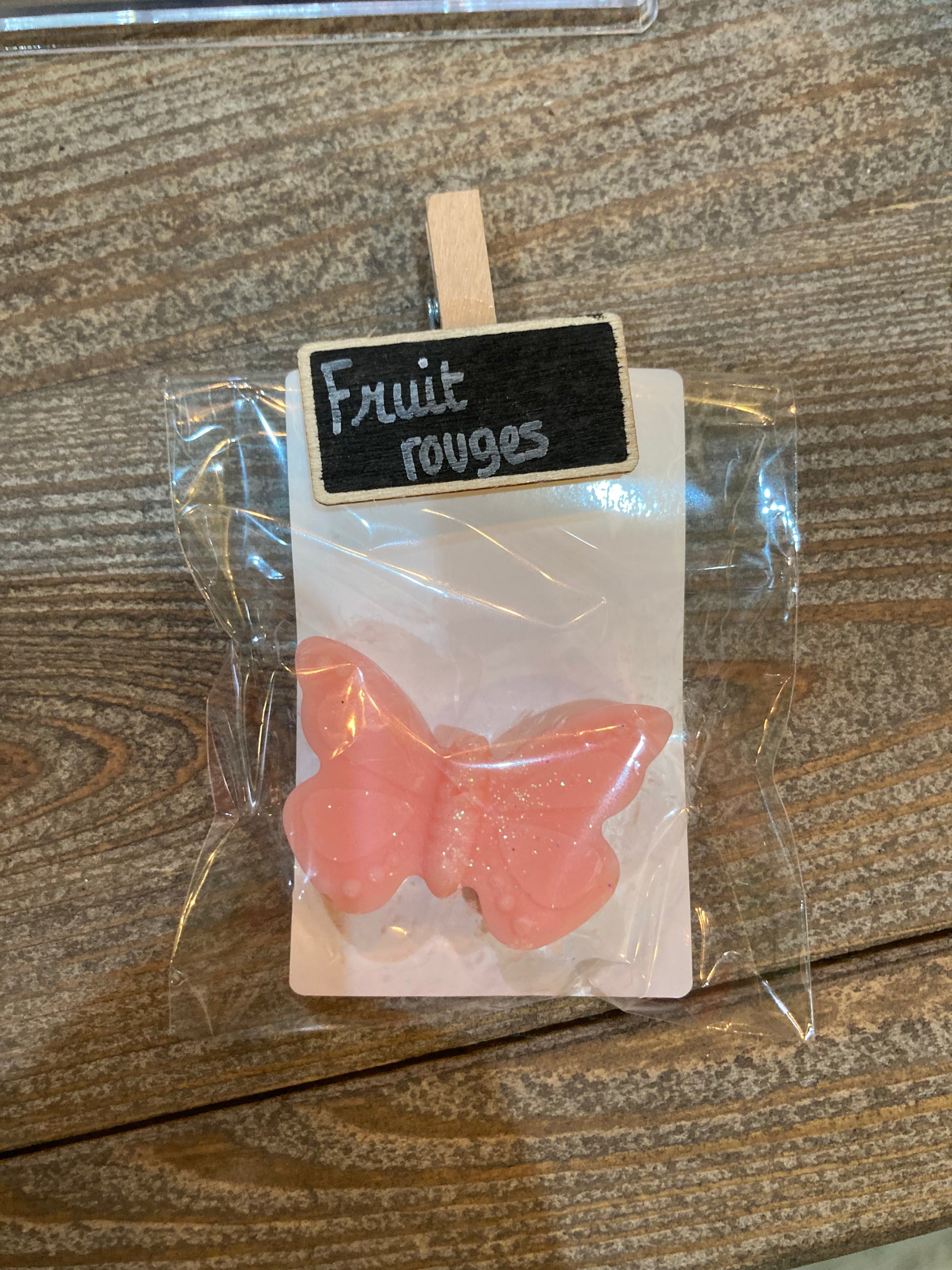 Présentoir attrayant de fondants parfumés de L'Atelier de Carou, offrant une touche décorative à votre intérieur.