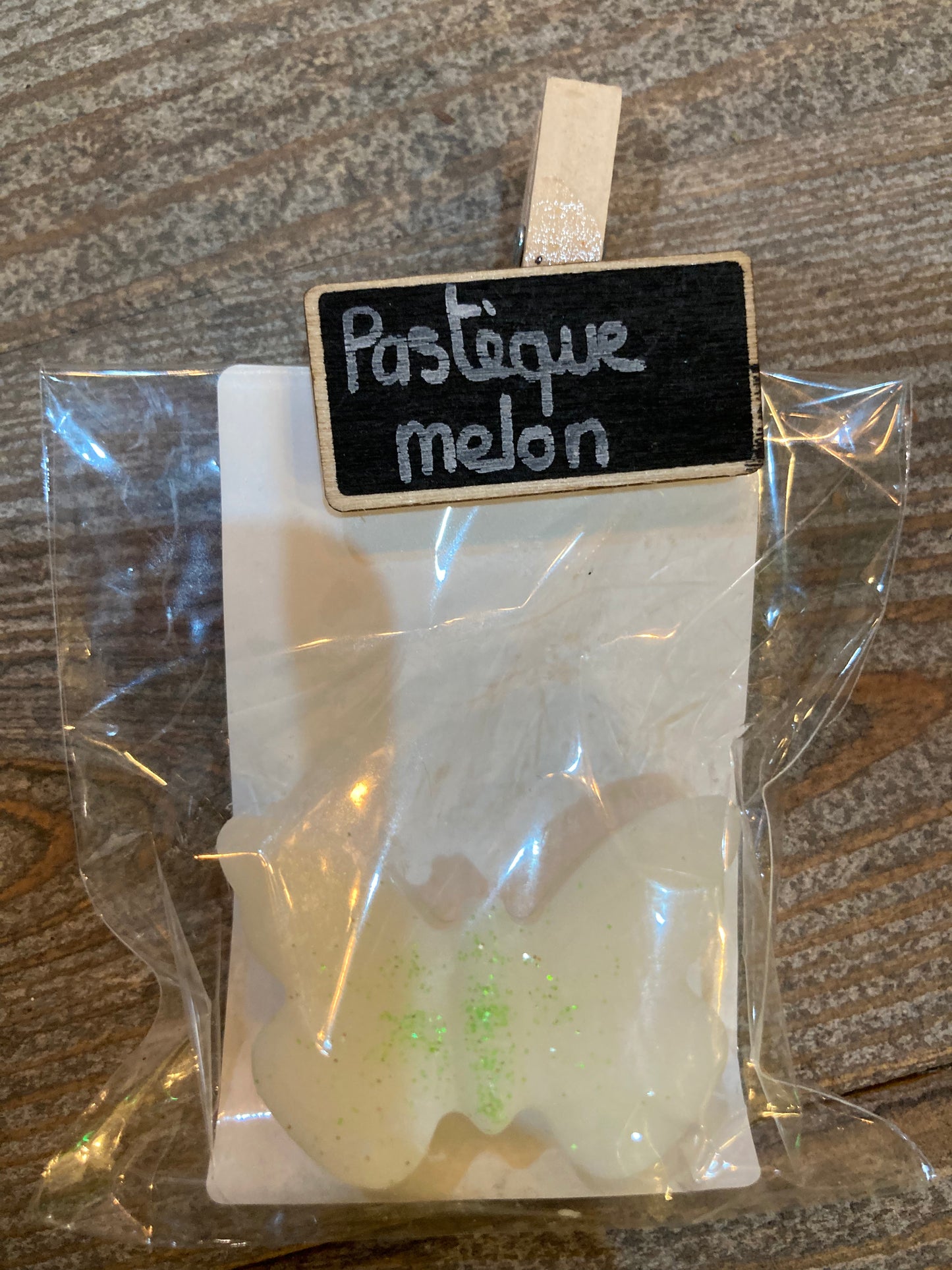 Fondants parfumés de L'Atelier de Carou, utilisation dans un brûleur électrique ou traditionnel pour une diffusion idéale.