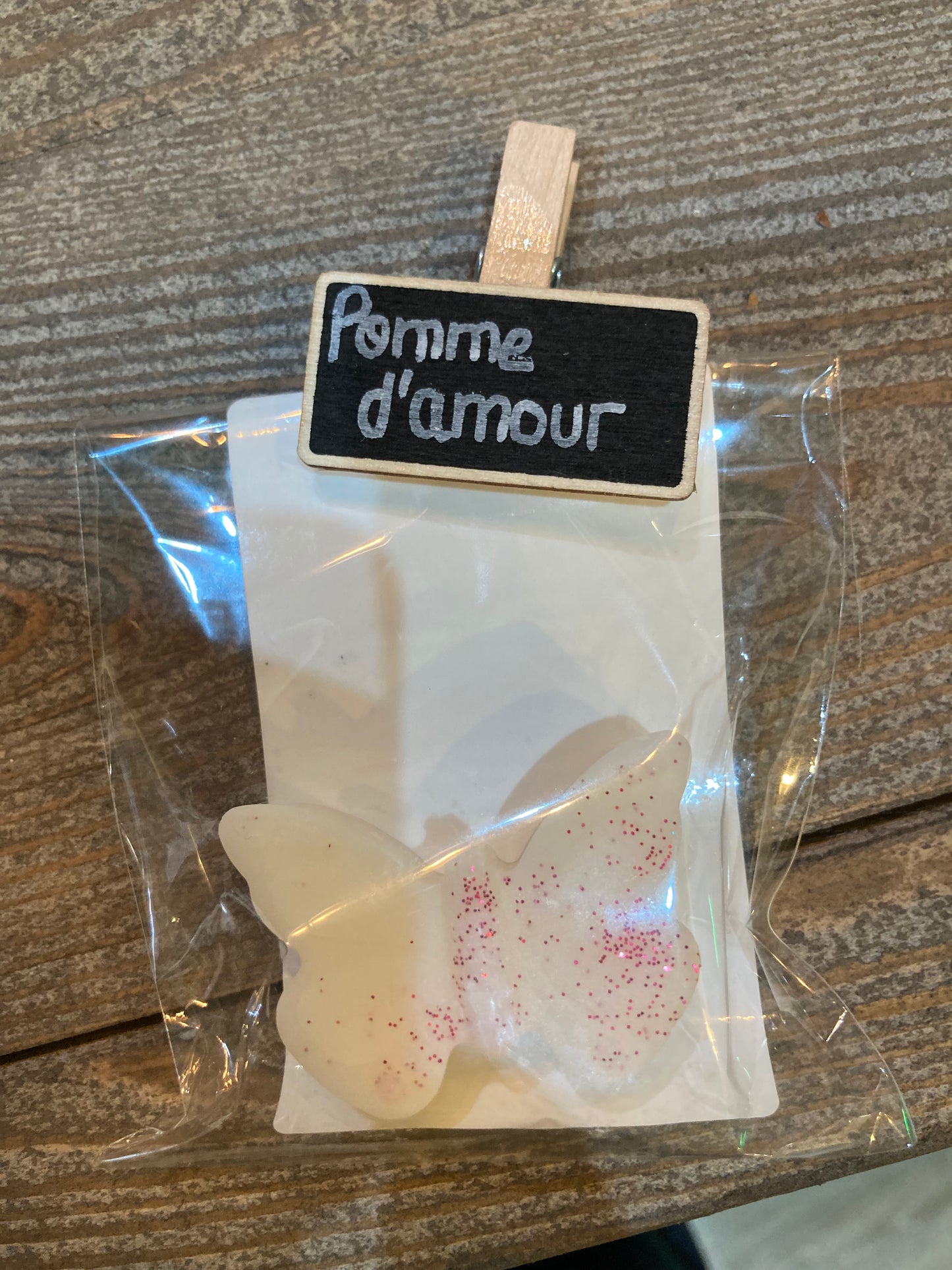 Fondants parfumés de L'Atelier de Carou, option saine fabriquée avec de la cire de soja, sans produits chimiques nocifs.