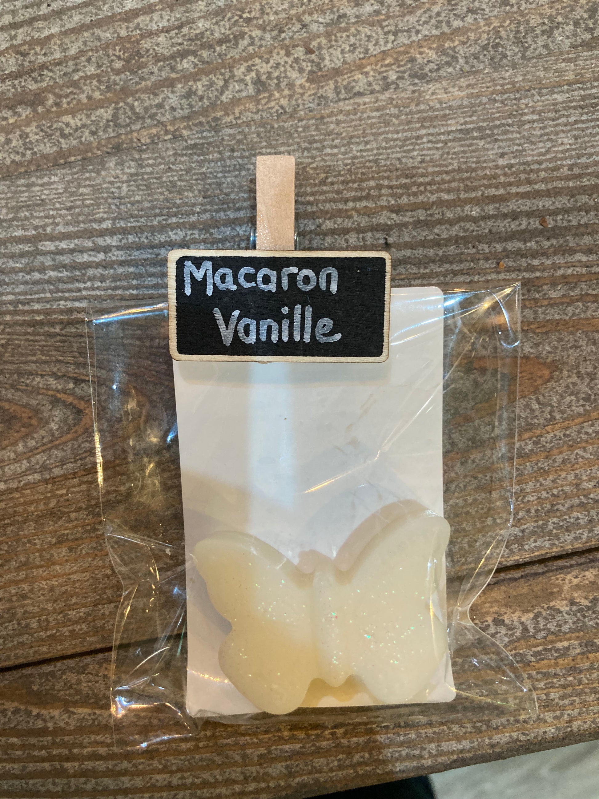 Fondants parfumés de L'Atelier de Carou, délicates cires parfumées pour brûleurs, ajoutant une touche d'élégance à votre maison.