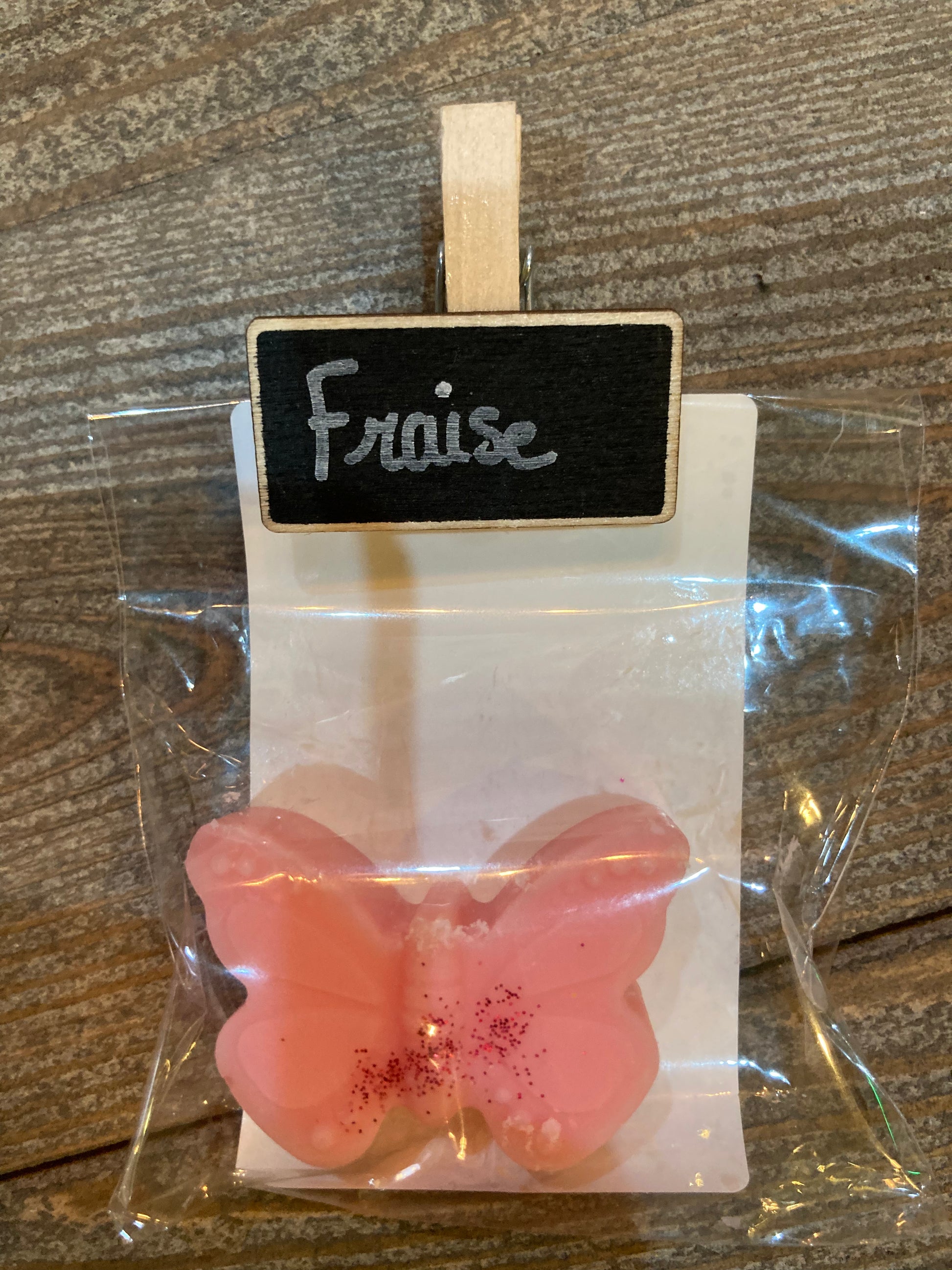 Fondants parfumés de L'Atelier de Carou, élégantes cires parfumées en 14 senteurs captivantes, idéales pour brûleurs électriques ou traditionnels.