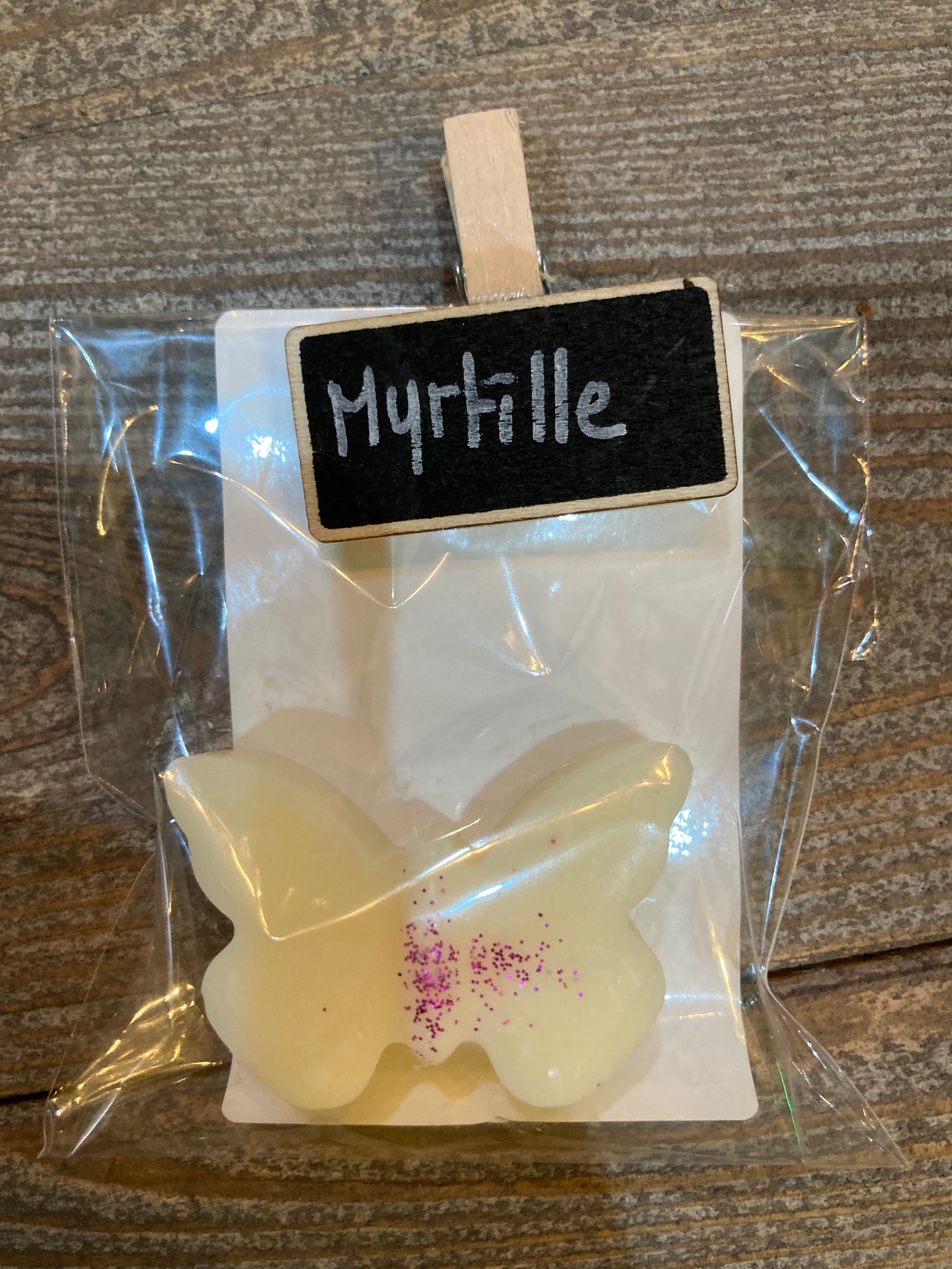 Ambiance chaleureuse avec les fondants parfumés de L'Atelier de Carou, parfaits pour rafraîchir votre intérieur sans les inconvénients des bougies.