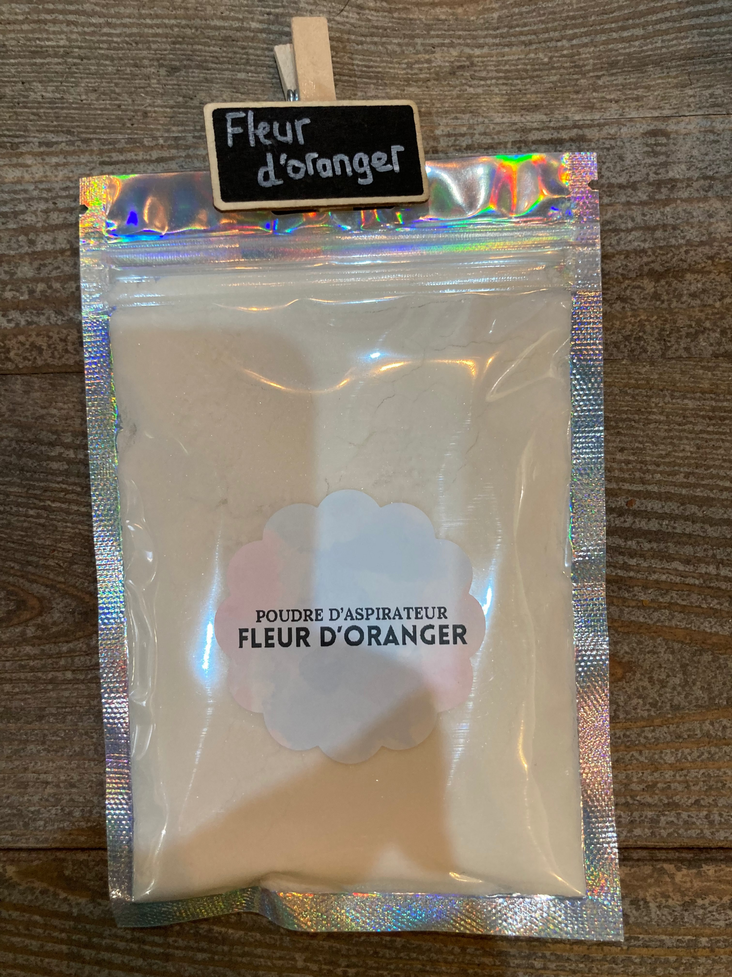 Utilisation de la Poudre d’aspirateur parfumée L'Atelier de Carou – 90g, perfectionnant votre routine de nettoyage avec des arômes attractifs.