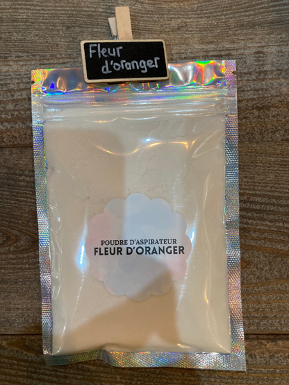 Utilisation de la Poudre d’aspirateur parfumée L'Atelier de Carou – 90g, perfectionnant votre routine de nettoyage avec des arômes attractifs.