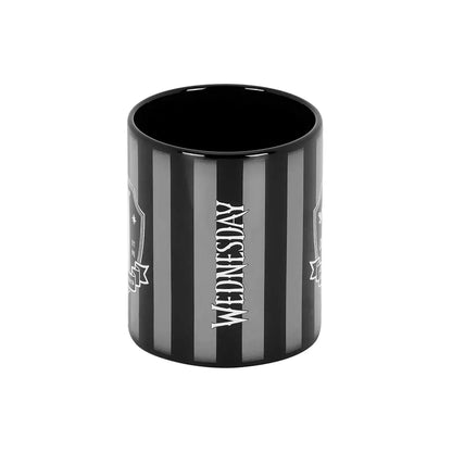 Mug Nevermore - Wednesday rempli de boisson chaude, symbole d'une pause café élégante et originale.