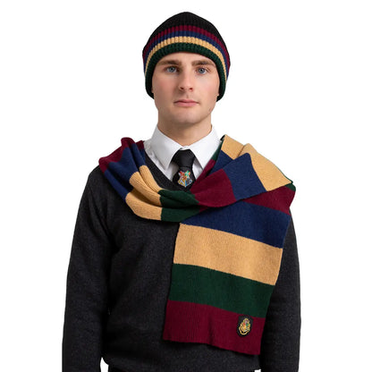 Écharpe Poudlard Harry Potter, un accessoire emblématique pour les fans de la saga, tricotée à la main avec soin dans des couleurs authentiques des maisons, idéale pour rester au chaud tout en affichant sa passion pour l'univers magique.