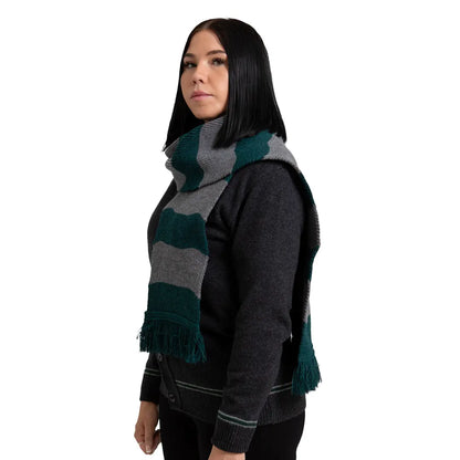 Détails de l'écharpe à rayures Serpentard - Harry Potter, fabriquée sous licence officielle Warner Bros, évoquant l'élégance et le style sorcier.